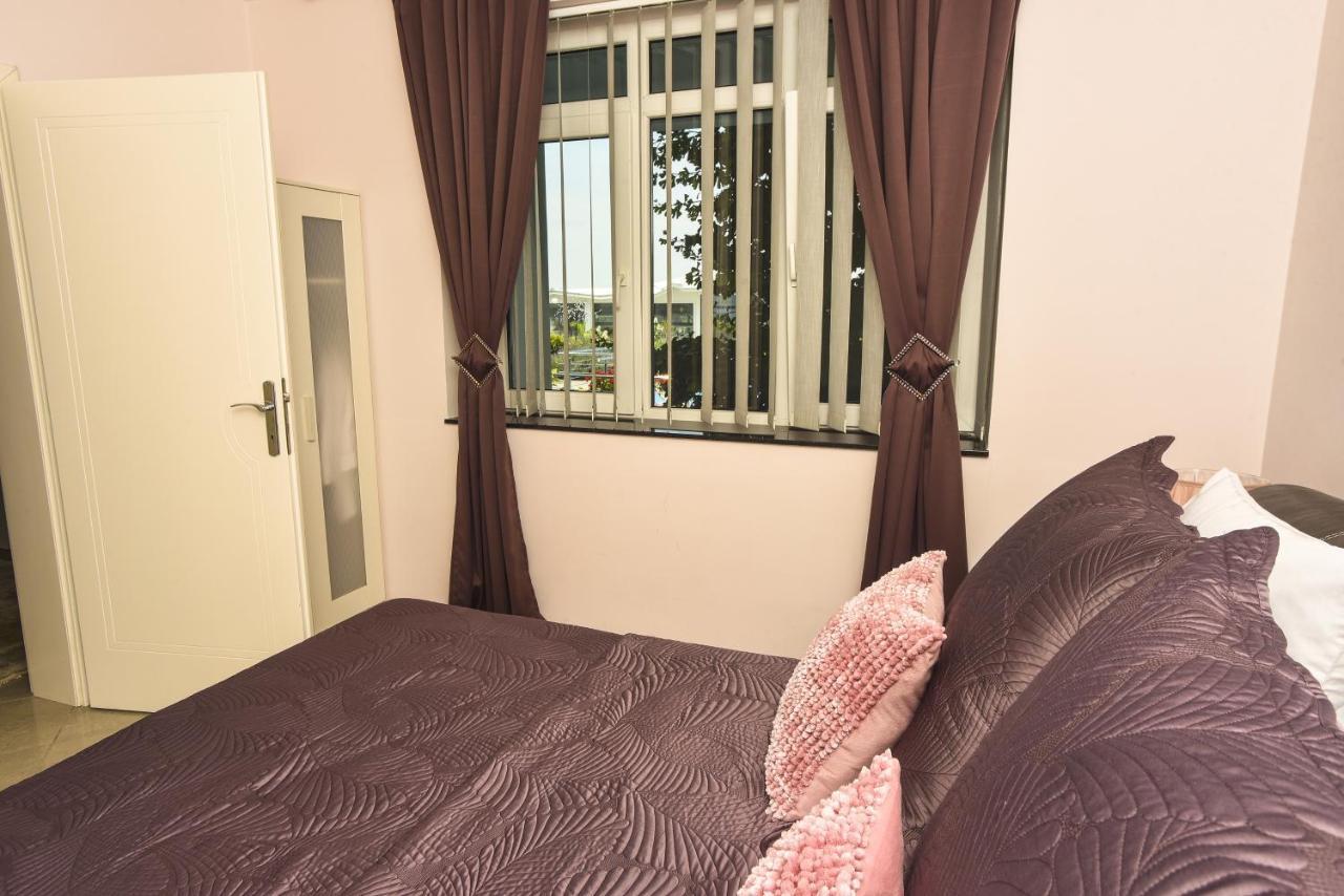 Apartments Villa Graf สเมเดเรโว ภายนอก รูปภาพ