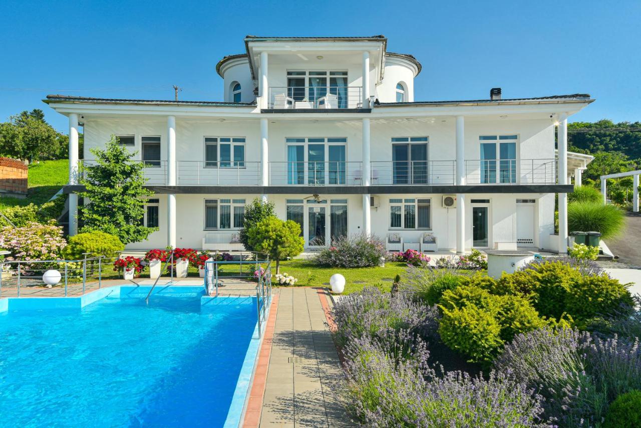 Apartments Villa Graf สเมเดเรโว ภายนอก รูปภาพ
