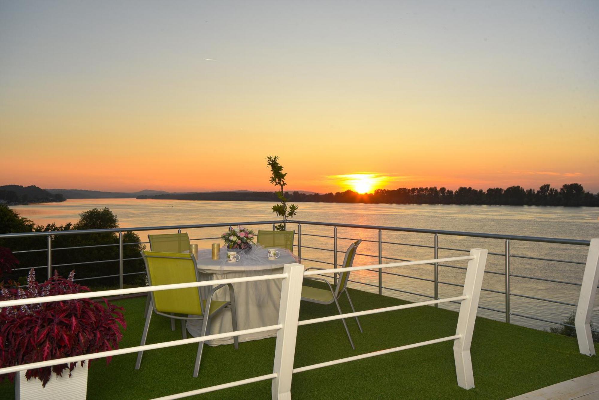 Apartments Villa Graf สเมเดเรโว ภายนอก รูปภาพ