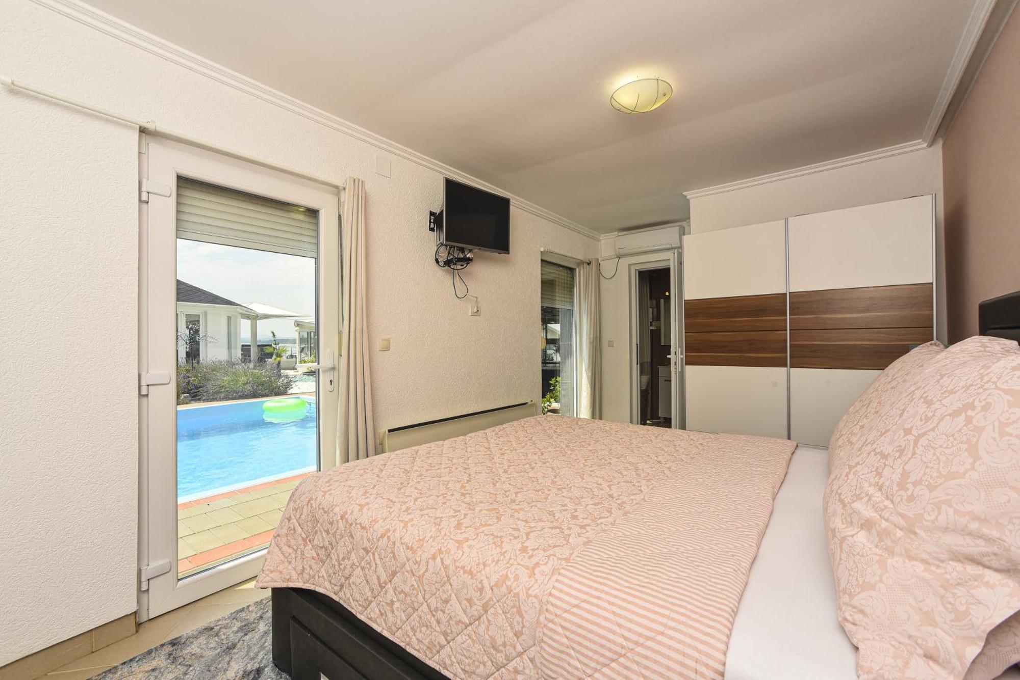 Apartments Villa Graf สเมเดเรโว ภายนอก รูปภาพ